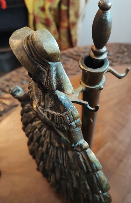A CHARMING EDWARDIAN BRASS FIRE PLACE SET - ADDITIONAL PHOTO 7