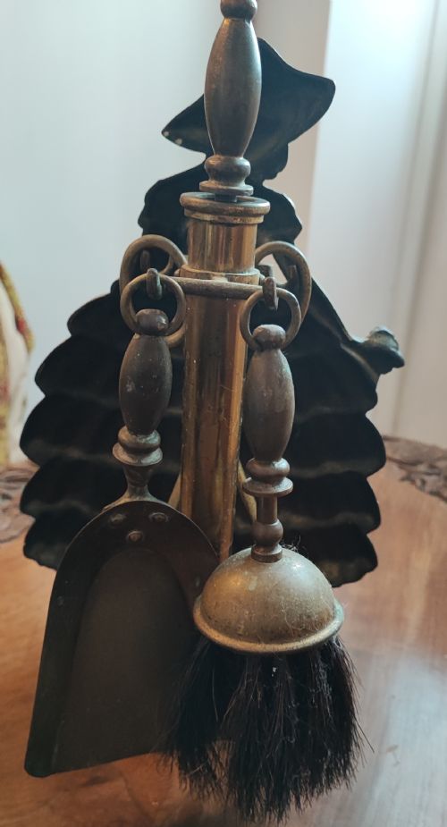A CHARMING EDWARDIAN BRASS FIRE PLACE SET - ADDITIONAL PHOTO 8