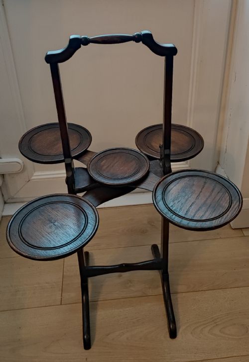 AN ANTIQUE OAK CAKE STAND - ADDITIONAL PHOTO 1