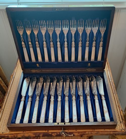 a good victorian 12 place setting for fish - CATEGORY: ANTIQUE METAL - DATED VICTORIAN