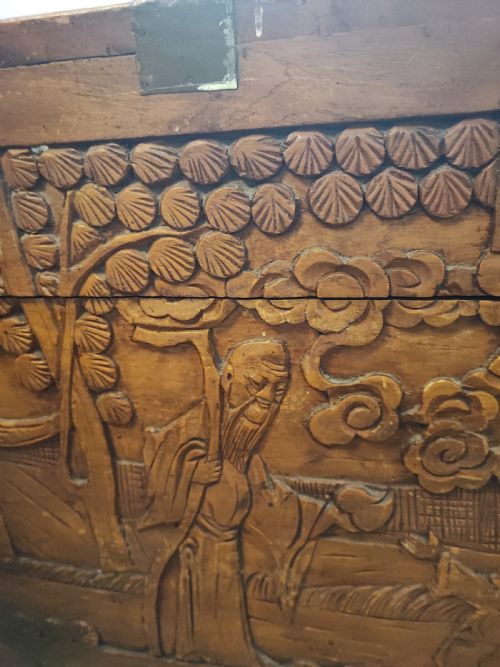 AN ANTIQUE BRASS BOUND CHINESE CARVED CAMPHOR TRUNK - ADDITIONAL PHOTO 5