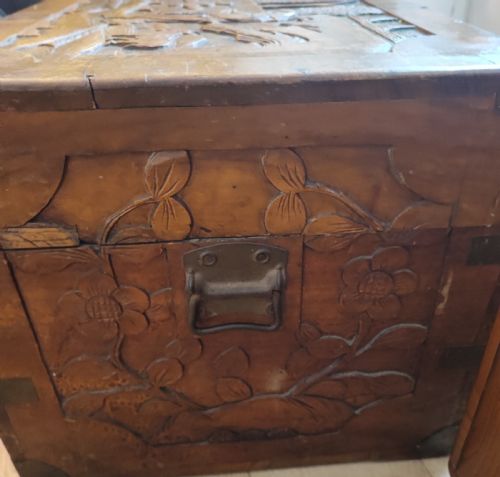 AN ANTIQUE BRASS BOUND CHINESE CARVED CAMPHOR TRUNK - ADDITIONAL PHOTO 6