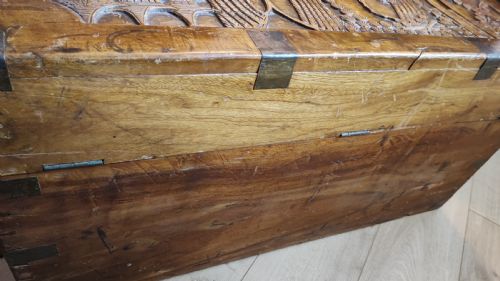 AN ANTIQUE BRASS BOUND CHINESE CARVED CAMPHOR TRUNK - ADDITIONAL PHOTO 15