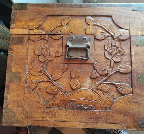 AN ANTIQUE BRASS BOUND CHINESE CARVED CAMPHOR TRUNK - ADDITIONAL PHOTO 20