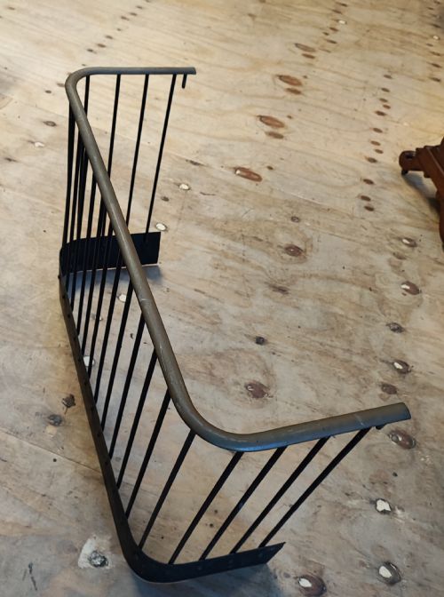 VICTORIAN BRASS AND IRON FENDER OF COMPACT SIZE - ADDITIONAL PHOTO 3