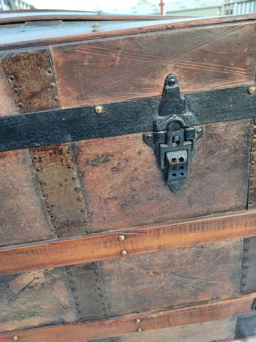 A 19 C TOOLED LEATHER AND MAHOGANY STEAMER CARRIAGE TRUNK - ADDITIONAL PHOTO 1