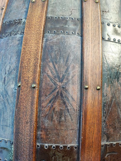 A 19 C TOOLED LEATHER AND MAHOGANY STEAMER CARRIAGE TRUNK - ADDITIONAL PHOTO 7