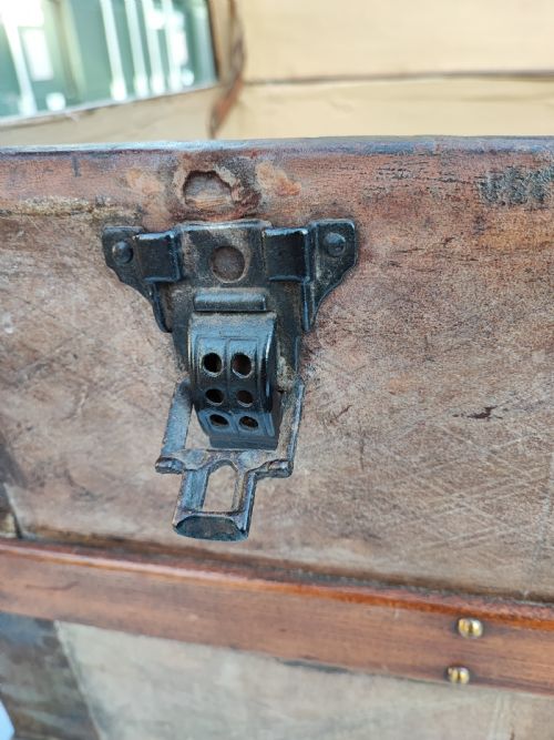 A 19 C TOOLED LEATHER AND MAHOGANY STEAMER CARRIAGE TRUNK - ADDITIONAL PHOTO 13