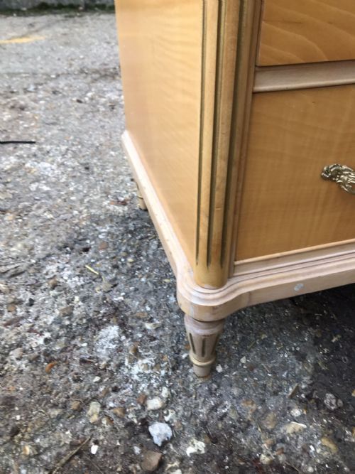 AN ATTRACTIVE PAIR OF ANTIQUE SATINWOOD AND GILDED CHEST OF DRAWERS 2 X CHESTS - ADDITIONAL PHOTO 3
