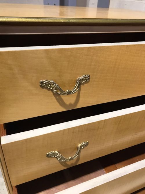 AN ATTRACTIVE PAIR OF ANTIQUE SATINWOOD AND GILDED CHEST OF DRAWERS 2 X CHESTS - ADDITIONAL PHOTO 4