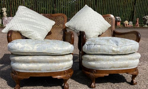A GOOD PAIR OF ANTIQUE WALNUT ARMCHAIRS - ADDITIONAL PHOTO 1