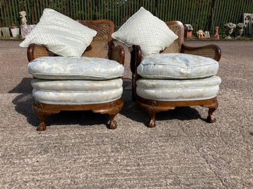 A GOOD PAIR OF ANTIQUE WALNUT ARMCHAIRS - ADDITIONAL PHOTO 2