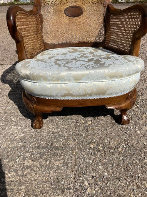 A GOOD PAIR OF ANTIQUE WALNUT ARMCHAIRS - ADDITIONAL PHOTO 4