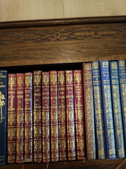 ART'S AND CRAFTS OAK TABLE BOOKSHELF WITH A COLLECTION OF 28 CLASSIC NOVELS - ADDITIONAL PHOTO 3