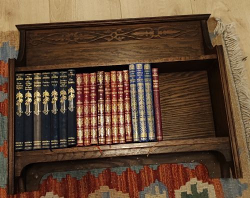 ART'S AND CRAFTS OAK TABLE BOOKSHELF WITH A COLLECTION OF 28 CLASSIC NOVELS - ADDITIONAL PHOTO 5