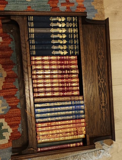 ART'S AND CRAFTS OAK TABLE BOOKSHELF WITH A COLLECTION OF 28 CLASSIC NOVELS - ADDITIONAL PHOTO 6