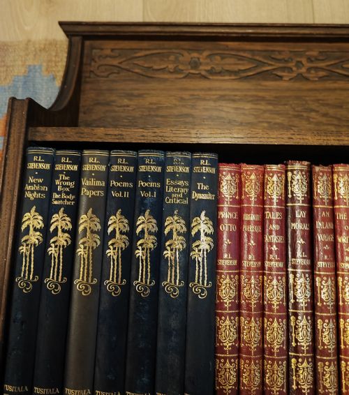 ART'S AND CRAFTS OAK TABLE BOOKSHELF WITH A COLLECTION OF 28 CLASSIC NOVELS - ADDITIONAL PHOTO 7