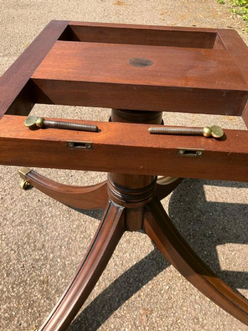 ANTIQUE LARGE 5FT 6 QUALITY MAHOGANY DINING TABLE IN THE GEORGE III STYLE - ADDITIONAL PHOTO 5