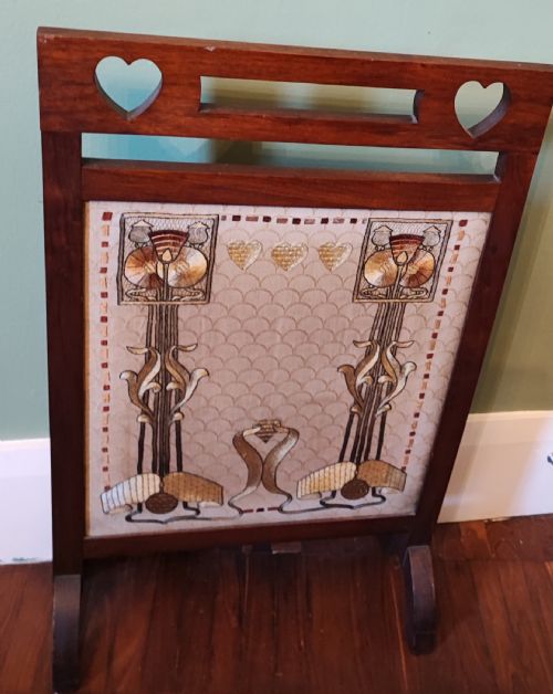 A LIBERTY OF LONDON WALNUT AND SILK EMBROID ART NOUVEAU FIRE SCREEN - ADDITIONAL PHOTO 4