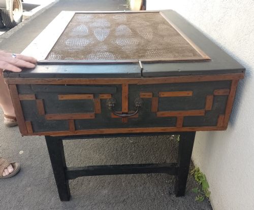 ANTIQUE AND UNUSUAL EBONIZED AND DECORATED TRUNK ON STAND - ADDITIONAL PHOTO 3