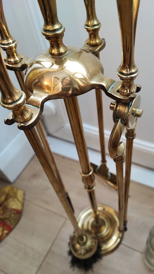 VICTORIAN SET OF BRASS FIRE IRONS - ADDITIONAL PHOTO 6