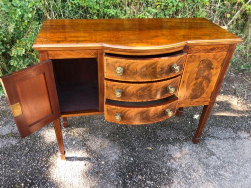 A QUALITY EDWARDIAN SMALL INLAND SIDEBOARD IN THE SHERATON TASTE - ADDITIONAL PHOTO 2
