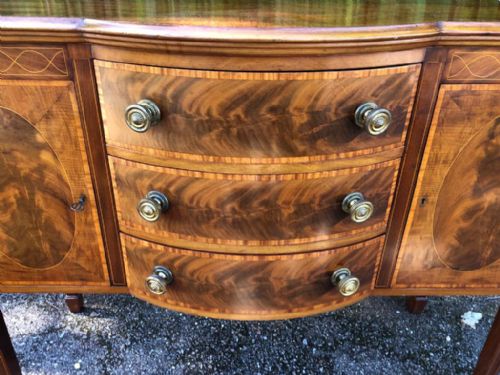 A QUALITY EDWARDIAN SMALL INLAND SIDEBOARD IN THE SHERATON TASTE - ADDITIONAL PHOTO 6