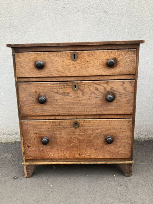 charming george iii oak chest of small size - CATEGORY: ANTIQUE CHEST OF DRAWERS - DATED GEORGIAN