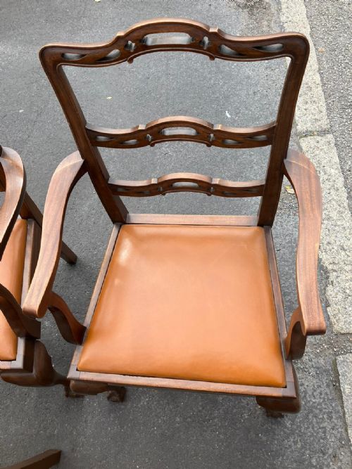 LATE VICTORIAN MAHOGANY 3 LEAF DINING TABLE AND 8 MATCHING CHAIRS - ADDITIONAL PHOTO 1