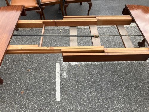 LATE VICTORIAN MAHOGANY 3 LEAF DINING TABLE AND 8 MATCHING CHAIRS - ADDITIONAL PHOTO 3