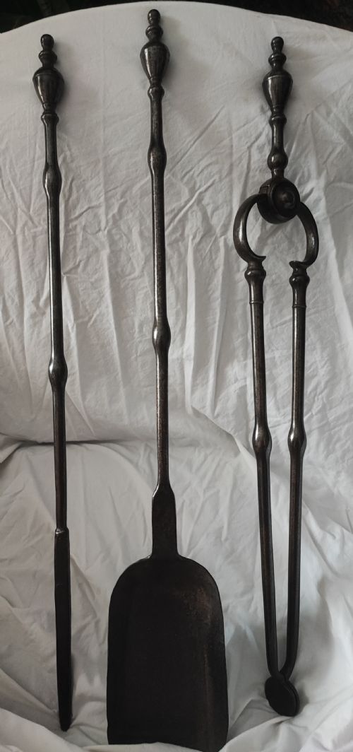 A GEORGE III SET OF POLISHED STEEL FIRE IRONS - ADDITIONAL PHOTO 3