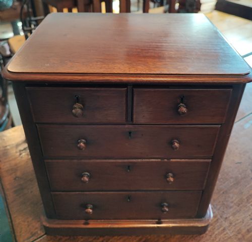 A VICTORIAN MAHOGANY MINIATURE APPRENTICE CHEST OF DRAWERS - ADDITIONAL PHOTO 3