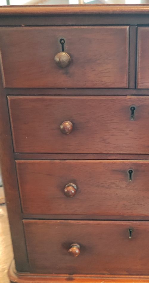 A VICTORIAN MAHOGANY MINIATURE APPRENTICE CHEST OF DRAWERS - ADDITIONAL PHOTO 4