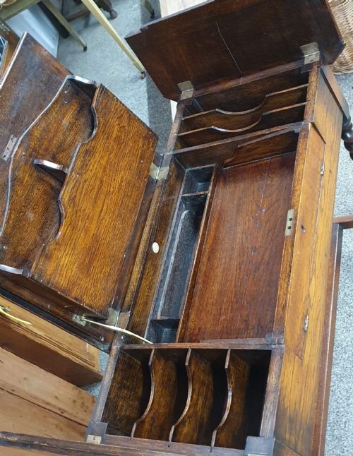 AN ANTIQUE OAK BRITISHER DESK - ADDITIONAL PHOTO 1