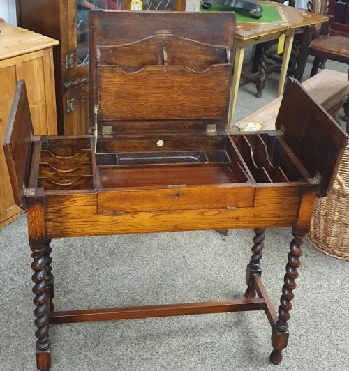 AN ANTIQUE OAK BRITISHER DESK - ADDITIONAL PHOTO 5