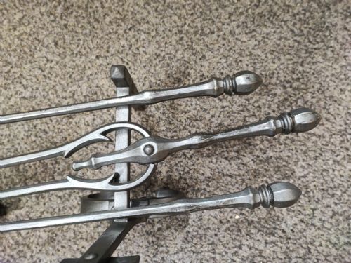 A FINE SET OF ART'S AND CRAFTS POLISHED STEEL FIRE IRONS PLUS FIRE DOGS - ADDITIONAL PHOTO 1
