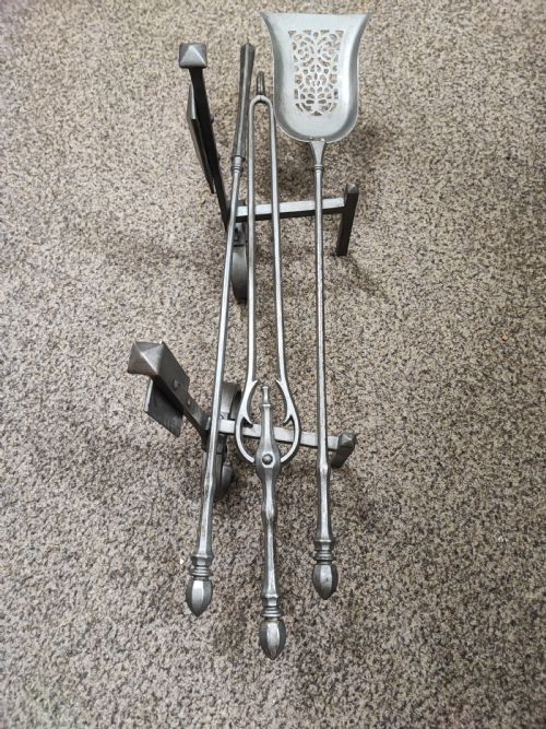 A FINE SET OF ART'S AND CRAFTS POLISHED STEEL FIRE IRONS PLUS FIRE DOGS - ADDITIONAL PHOTO 4