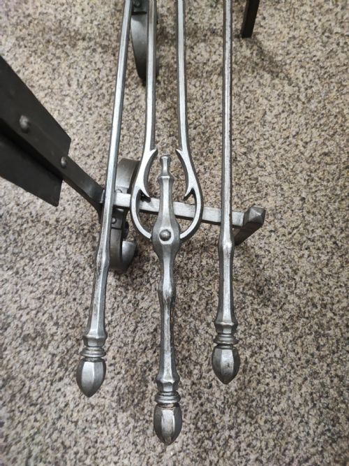 A FINE SET OF ART'S AND CRAFTS POLISHED STEEL FIRE IRONS PLUS FIRE DOGS - ADDITIONAL PHOTO 5
