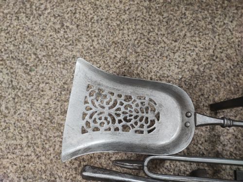A FINE SET OF ART'S AND CRAFTS POLISHED STEEL FIRE IRONS PLUS FIRE DOGS - ADDITIONAL PHOTO 6
