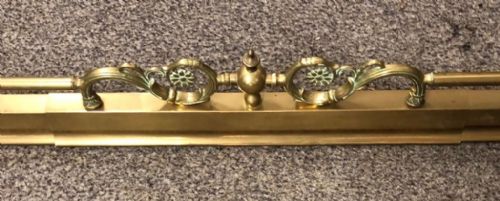 AN ANTIQUE QUALITY BRASS SCROLLED FENDER - ADDITIONAL PHOTO 2