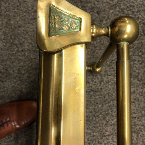 AN ANTIQUE QUALITY BRASS SCROLLED FENDER - ADDITIONAL PHOTO 4