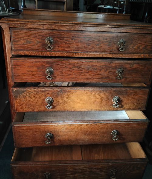 1920S TALL OAK CHEST OF DRAWERS - ADDITIONAL PHOTO 3