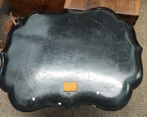 A LARGE REGENCY GOLD LACQUER AND MOTHER OF PEARL INLAID PAPER MACHE TRAY - ADDITIONAL PHOTO 1