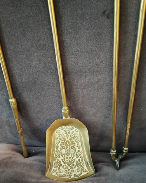 A HEAVY SET OF 3 BALL AND CLAW BRASS FIRE IRONS - ADDITIONAL PHOTO 1