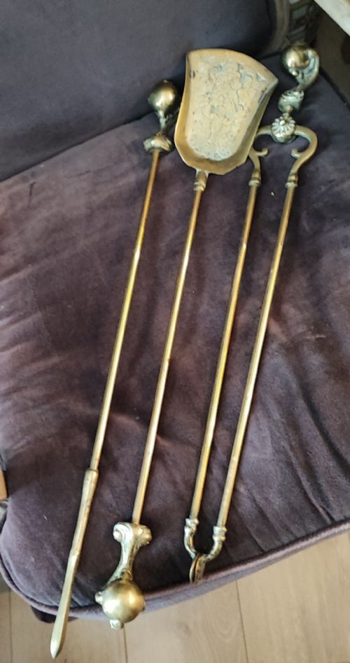 A HEAVY SET OF 3 BALL AND CLAW BRASS FIRE IRONS - ADDITIONAL PHOTO 5