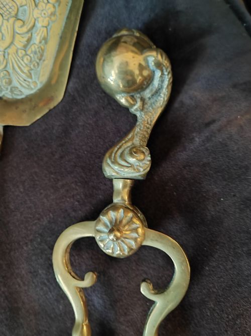 A HEAVY SET OF 3 BALL AND CLAW BRASS FIRE IRONS - ADDITIONAL PHOTO 6