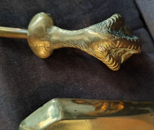 A HEAVY SET OF 3 BALL AND CLAW BRASS FIRE IRONS - ADDITIONAL PHOTO 9