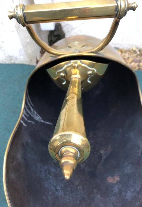 A FINE VICTORIAN BRASS COAL SCUTTLE - ADDITIONAL PHOTO 2