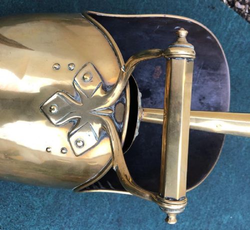 A FINE VICTORIAN BRASS COAL SCUTTLE - ADDITIONAL PHOTO 5