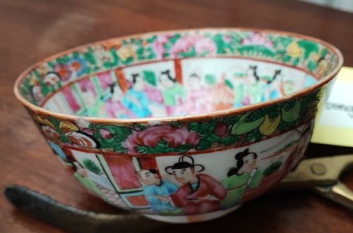 A SMALL ANTIQUE CHINESE FAMILE ROSE BOWL - ADDITIONAL PHOTO 1